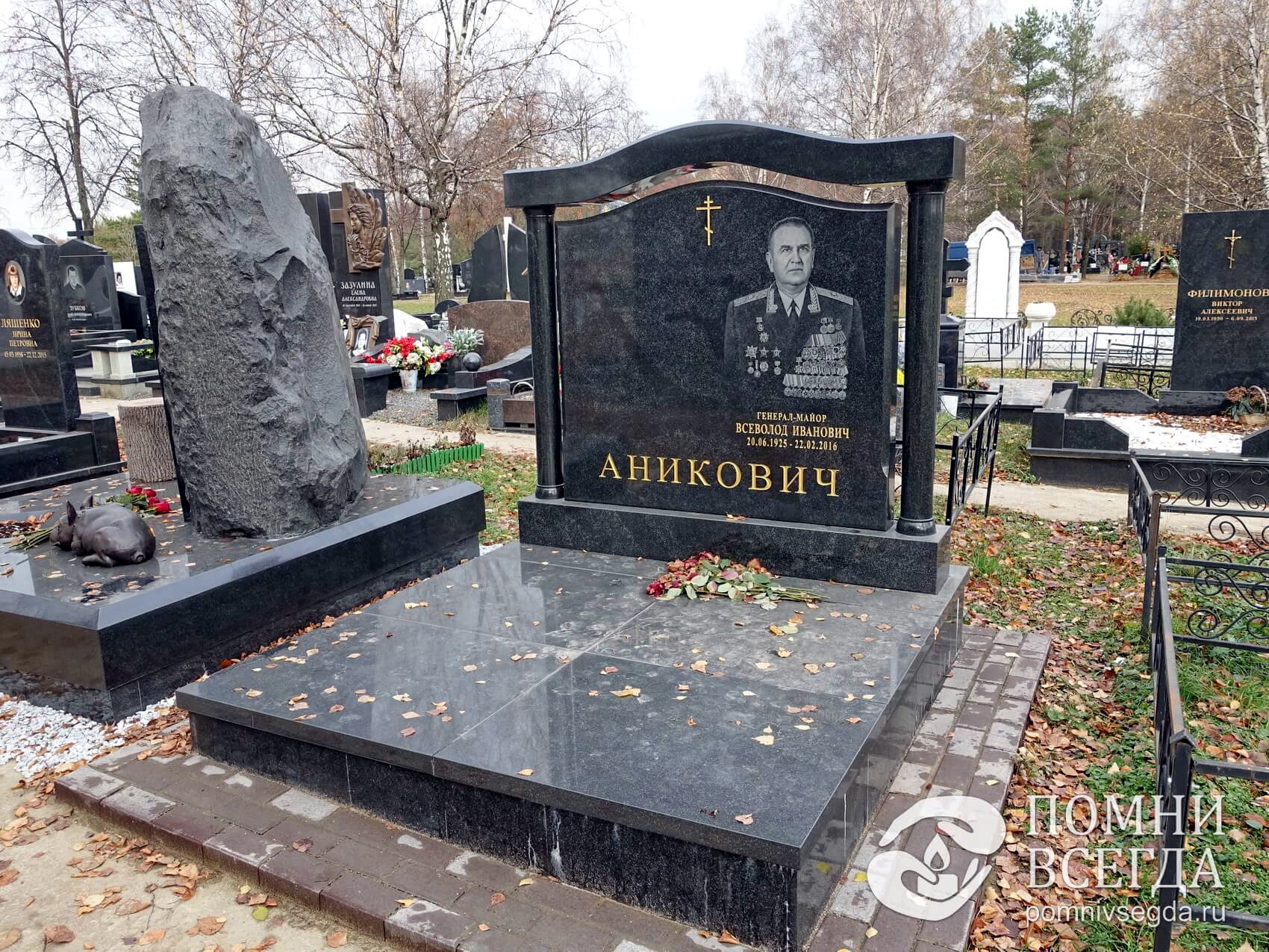 Широкий памятник-арка на участке без цветника и ограждения